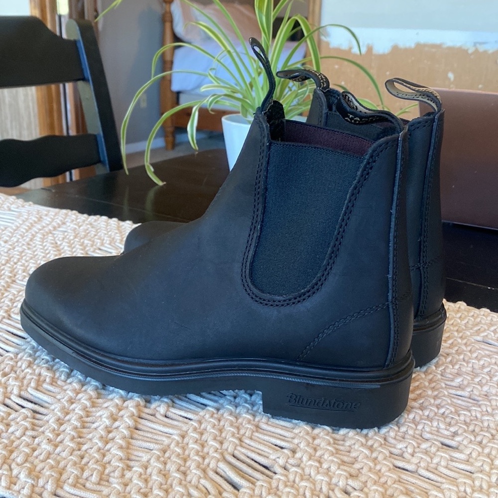 BRAND NWOT Blundstone Dress boot // Size Women’s US 9 - UK 6